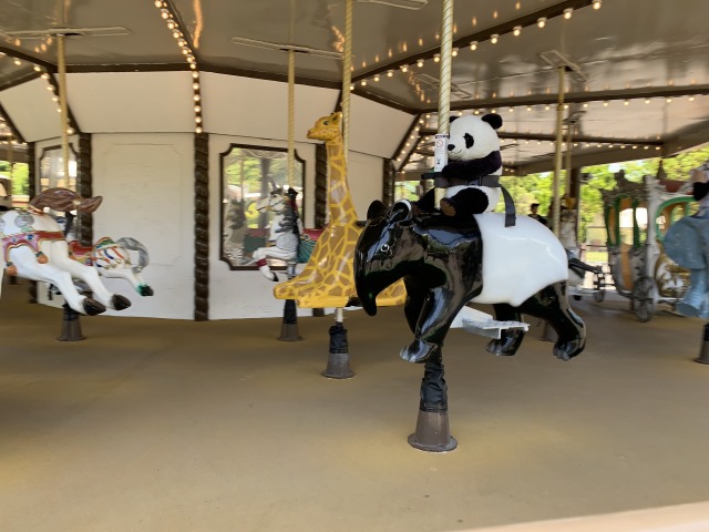メリーゴーラウンドはパンダがいっぱい!