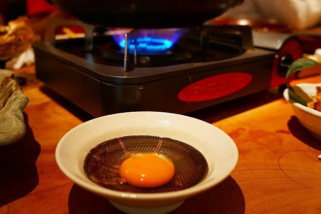 魚金 本店／玉子も用意されました。すき焼きでしょうか？