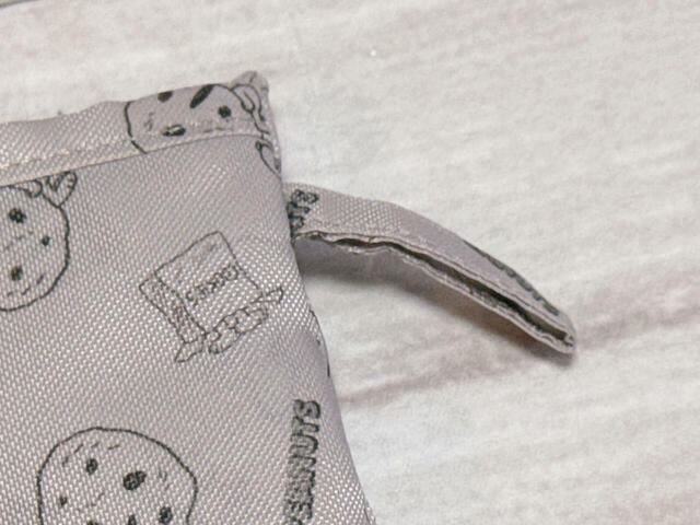 ポケットにはループ付き。フックなどにかけて収納できます