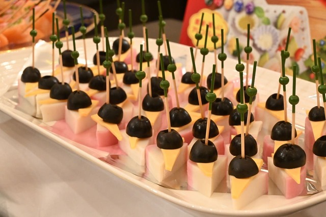 【紀文・おせちアレンジ】チーズ×オリーブ×かまぼこでワインのおつまみに