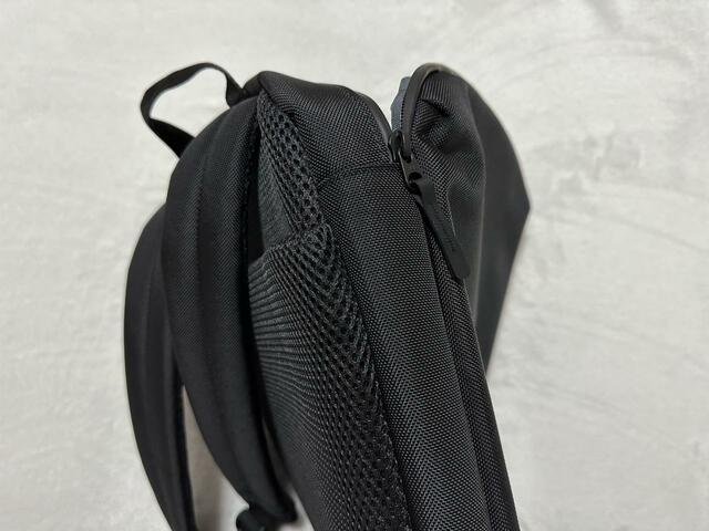 【UNIQLO　3WAYスマートバッグ】ファスナーが前回しないので荷物が取り出しにくい場面も