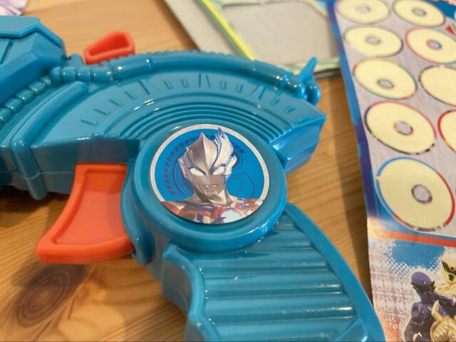 【講談社 テレビマガジン2023年 10・11・12月号 スーパーヒーロー メダルシューター】さまざまな仮面ライダーの書かれた4枚のシールの中から好きなデザインの2枚をシューターの裏表に貼ります。