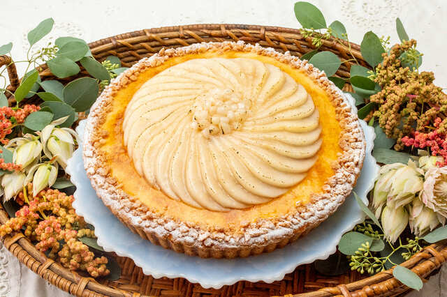 【キル フェ ボン】「洋梨のシブーストとチョコレートのタルト」piece 1,198円、whole (25cm) 11,988円