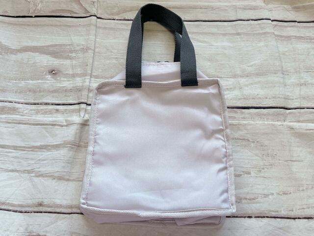 バックは装飾がないシンプルなデザイン