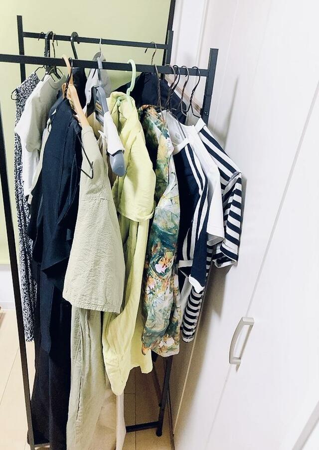 【アイリスオーヤマ 折りたたみ物干し３連タイプ】16着〜20着ほどのTシャツやワンピースをかけられました