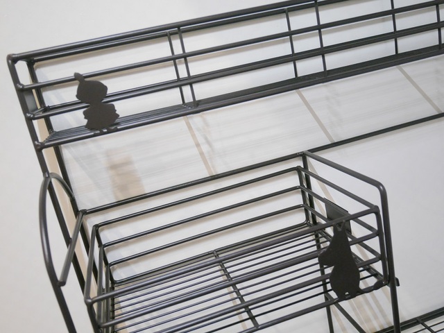 【ベルメゾン　コンロサイドラック 『ムーミン』】さりげなく可愛いシルエットモチーフ。ムーミンとリトルミイがおしゃべりしているみたい♪