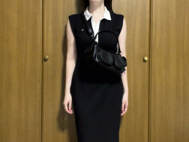 ショルダーストラップをさらに短くし、ボディバッグ風に持ってみました