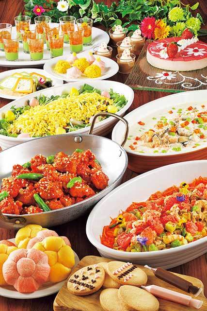 東京ディズニーシー　【セイリングデイ・ブッフェ】スペシャルブッフェ 3090円 デザートコーナーには、チョコレートペンで絵が描けるエッグ形のクッキーが！（2015.4/1～6/23）©Disney