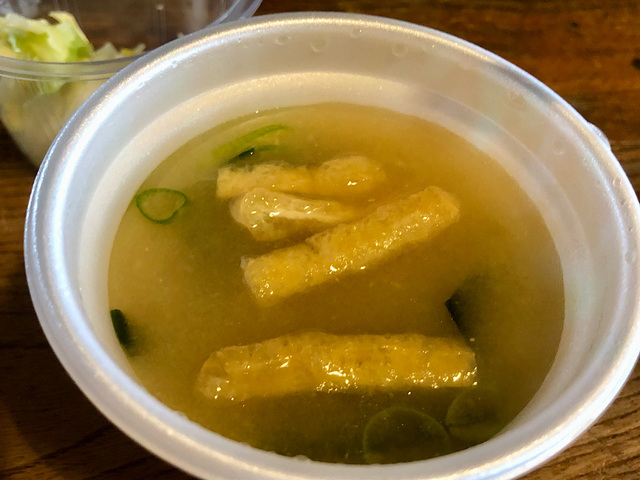 【すき家　牛丼おしんこランチセット】油揚げとわかめとネギのお味噌汁大好きなんですよね