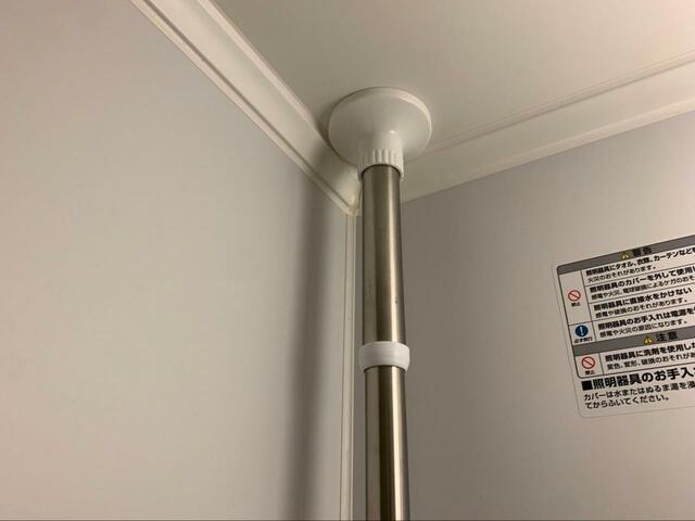 【ニトリ　ステンレスつっぱりコーナーラック4段】つっぱり伸縮タイプのポールで、安定感◎