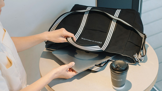【DEAN ＆ DELUCA「リバーシブルトートバッグ」Lサイズ】16インチのノートPCやA4書類も収まるサイズ感。通勤にも◎