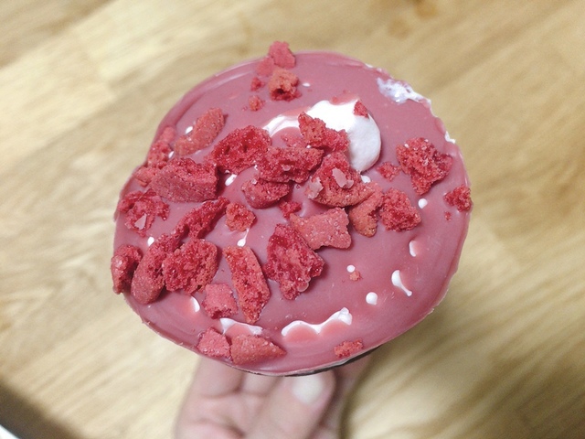 【ジャイアントコーン「ルビーカカオ ベリーヨーグルト風味」】鮮やかなピンク色