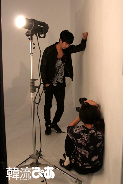 【キム・ヒョンジュン】オトナの色気で“壁ドン”!? 取材こぼれ話をチェック