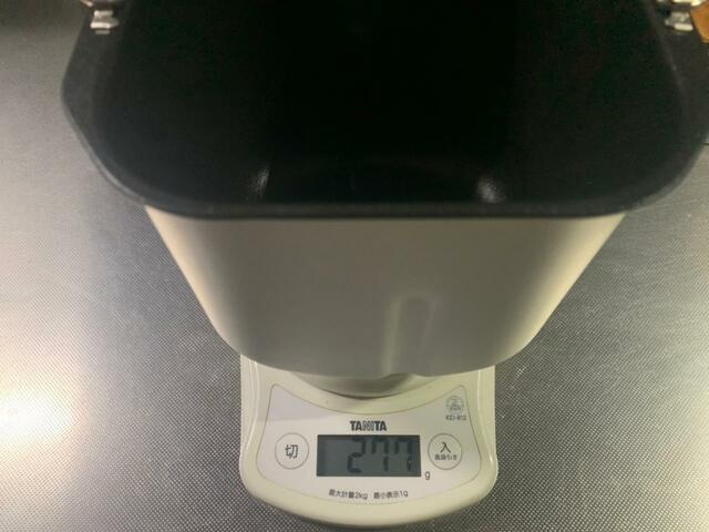 【アイリスオーヤマ コンパクトホームベーカリー】パン焼きケースごとはかりにのせると便利