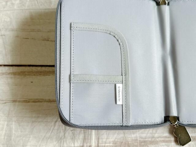 左右にしおりや付箋が入るポケット付き