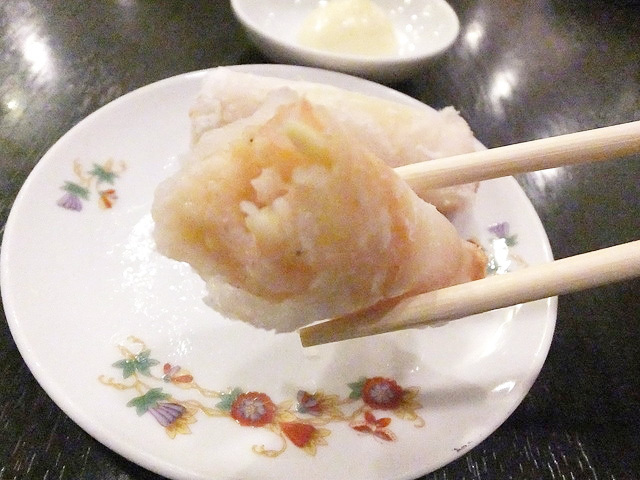 「元祖海老のウエハース巻き揚げ（2個580円）」  （菜香新館）