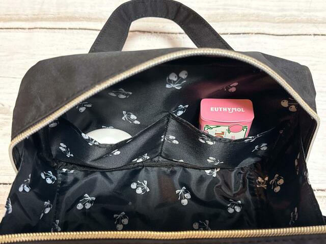 オープンポケットにはイヤホンとミントタブレットを収納