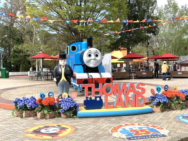 アニバーサリーバージョンにデコレーションされたトーマスモニュメント