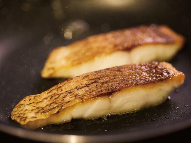 「真鯛のポワレ コンソメスープ仕立て」＜2024年1月1日(月)～1月3日(水)＞【京王プラザホテル札幌　お正月ランチブッフェ】