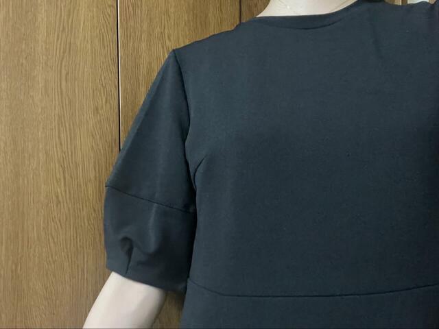 【GU ランタンスリーブワンピース(5分袖)Z+E】首元やウエストの切り替え部分は伸縮性がないので着脱は少し大変かも。ただ着ていて苦しいなどはありません