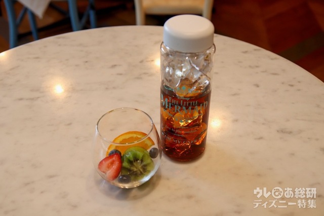 海底のフルーツティ ¥1,090(税抜) / ボトル付き ¥2,190(税抜)