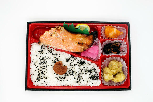 【角上魚類の刺身・寿司・惣菜ランキング 3位】「熟成干し銀鮭ハラミ塩麹焼き弁当」1パック　800円（税込）