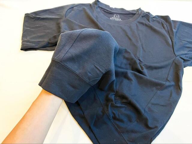 【ワークマン レディースメディヒール(R)ルーム長袖シャツ】光に当てるとほんのり透ける位の薄さなのに驚くほど保温力があります！