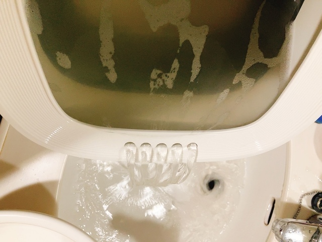 【3COINS　折りたたみミニ洗濯機】脱水機能はないため、本体を傾けて蓋の穴から排水します