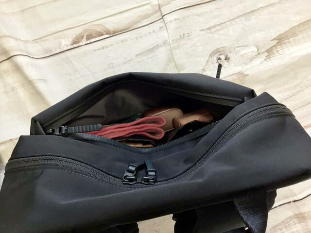 フロント上段ポケットにはよく取り出す財布やスマホなどを収納。スマホやフラグメントケースは仕切りポケットに入れるのがおすすめ!