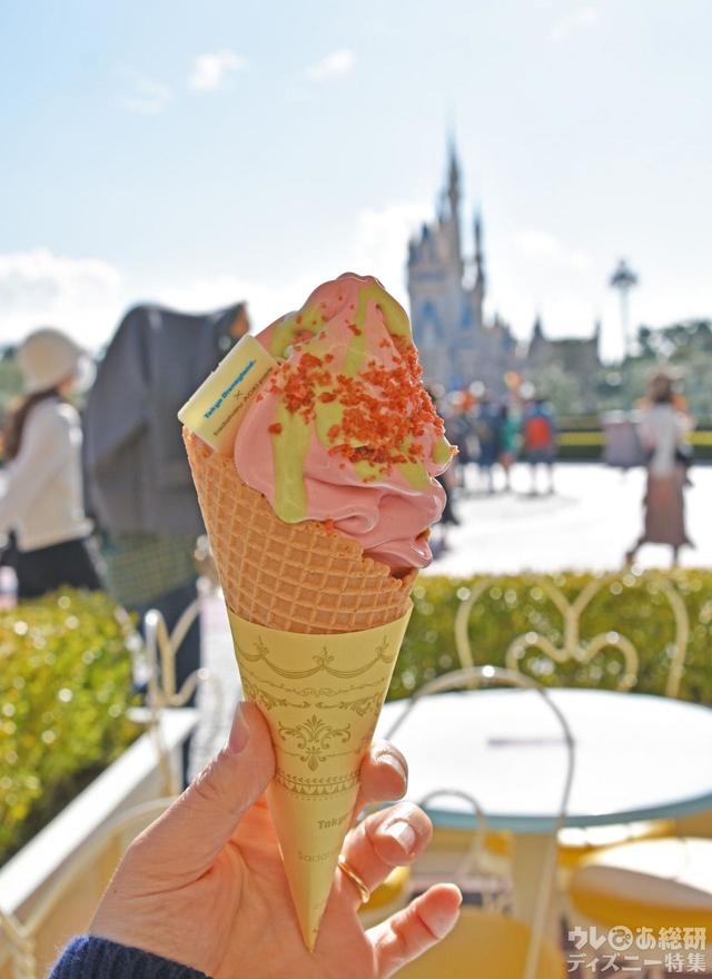 スペシャルソフトクリーム(ストロベリーホワイトチョコ＆ピスタチオソース)