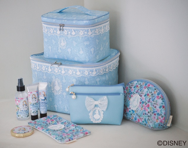 左から: ミラー¥1,944、ボディ&ヘアミスト¥1,296、ハンド& ネイルクリーム¥864、クール ハンドジェル¥864、ティッシュポーチ¥1,620、バニティポーチ L¥6,696、M¥3,780、W ポー チ¥3,240、スパポーチ¥2,160