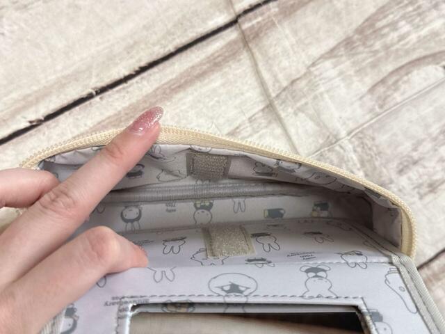 鏡を立てるときもマジックテープで固定する仕様