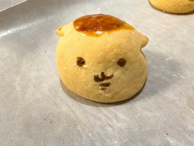 チョコペンを竹串につけて描いたお顔。一度乾かしてからホワイトチョコで目に光を入れます