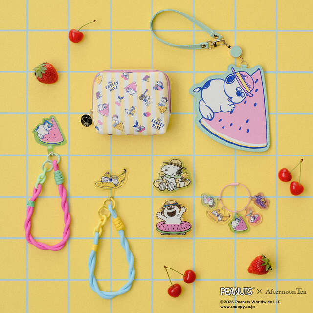 【PEANUTS×Afternoon Tea】パスケース ￥2,970、ティッシュケースポーチ ￥2,750、スマホグリップ 各￥990、アクリルキーリング ￥1,320、スマホストラップ 各￥1,650／カラフルで便利なポーチやスマホアクセサリー
