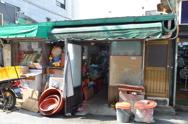無名の定食屋さんの外観。店先で干してあるタライが目印