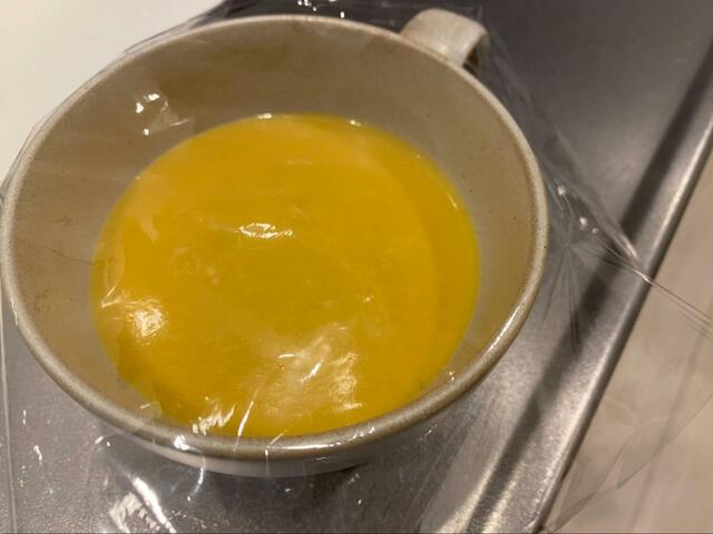 【カルディコーヒーファーム　スープスープ　コーンスープ】ラップをふんわりかけて電子レンジへ