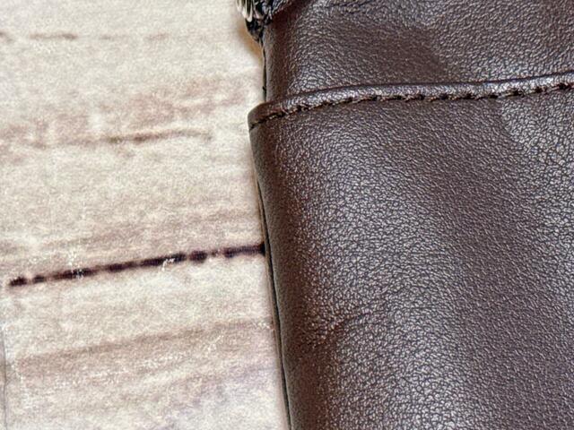 素材はPVC。高級感たっぷりなレザー調の生地がGood!