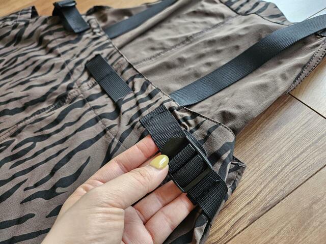 【coen C.Mt エプロンワンピース】なんと腰回りにもアジャスター付きでフィット感を調整できます◎