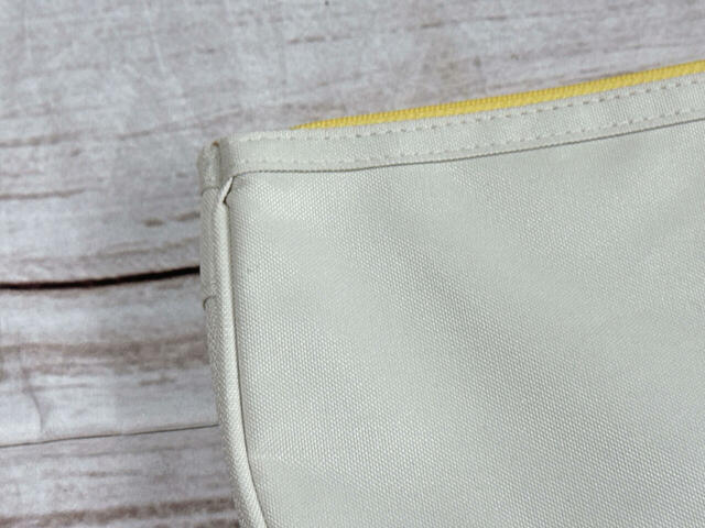 背面の素材はポリエステル