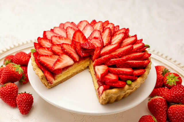 「イチゴのバラのタルト」イメージ