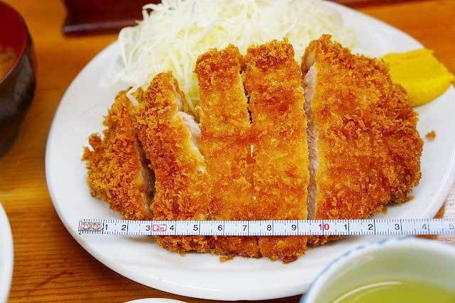 「とんかつ 山家」　ロースかつ定食　とんかつの幅は約14cm