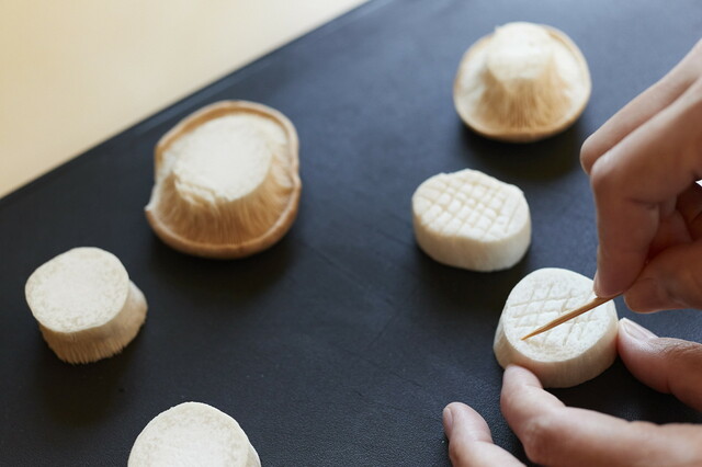 【ホタテどっち】エリンギはホタテと同じ厚さに切り、両面にようじで切れ目を入れる。