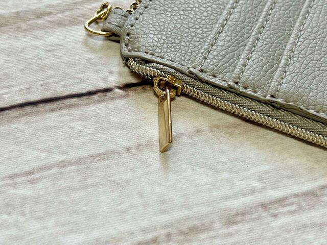 ファスナーはゴールドです