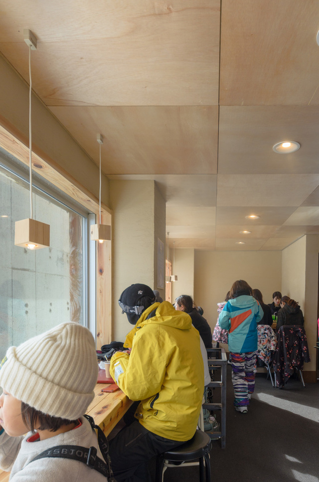 舞子スノーリゾート「ITADAKI」店内の様子