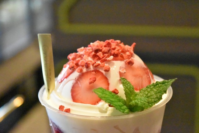 フリーズドライのイチゴをトッピング