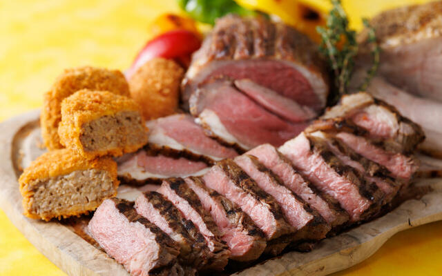 「牛ロースのグリル、黒毛和牛メンチカツ 他」＜期間：2025年7月1日～8月31日＞ 【浅草の絶景と約100種類のメニューを楽しめる「ごちそうブッフェ」に“ビールベンダー”登場！“どうぶつケーキ”もプレゼント！】