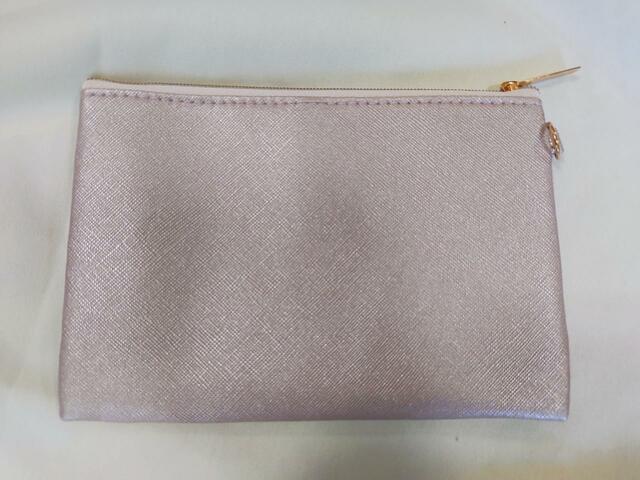 裏面はシンプルな無地【JILL STUART付録：ストラップ付きポーチ】