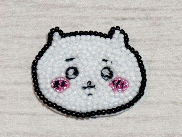 工程8：早くランダムに刺せる三角留めでお顔の余白を埋めていきます。これでビーズ刺しゅうは完成！