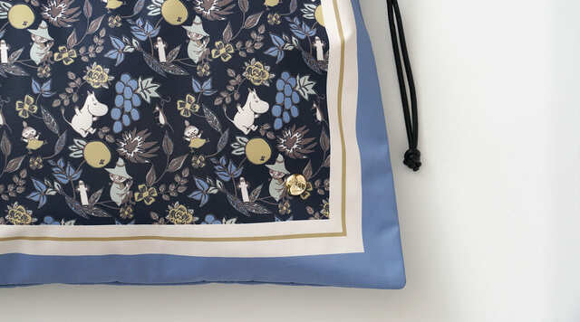 【ふんわり華やぐ ムーミンのスカーフトート】フルーツとボタニカルのガーデンに人気のキャラクターが大集合した「FRUITS GARDEN（ブルー）」