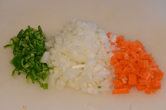 【ナマステキーマカレー】野菜はすべてみじん切りにする